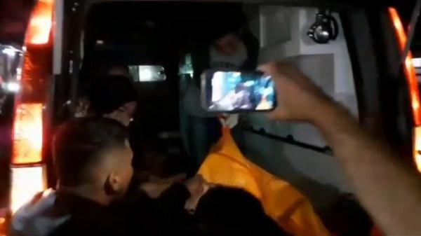 Polisi mengevakuasi jenazah pasangan suami istri yang ditemukan bersimbah darah di kamar kosnya di Kelurahan Komo Luar, Kota Manado, Sulawesi Utara (Sulut), Sabtu (1/1/2020). (Foto: iNews/Jefry Langi)