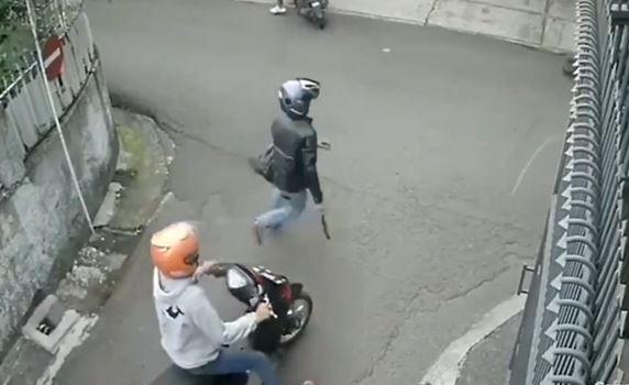 Rekaman CCTV pembacokan di Bandung (Foto: Istimewa)