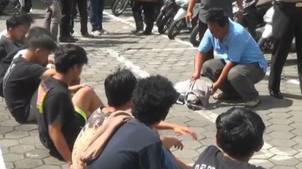 12 Geng Pelajar Yogya2 Sebanyak 10 pelajar ditangkap saat hendak menyerang sekolah lain di Kota Yogyakarta, Minggu (12/1/2020). (Foto: iNews/Gunanto Farhan)