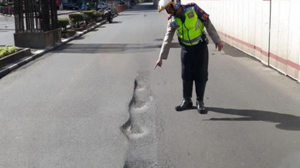Aspal mengelupas di Jalan HR Rasuna Said, Kuningan, Jakarta Selatan. (Foto: TMC Polda Metro Jaya).