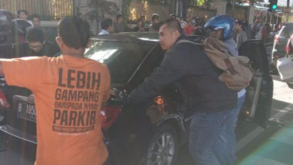 Kecelakaan beruntutn terjadi di Jalan Manunggal Juang, Pangeran Antasari, Jakarta Selatan, Minggu (12/1/2020). (Foto: Istimewa).