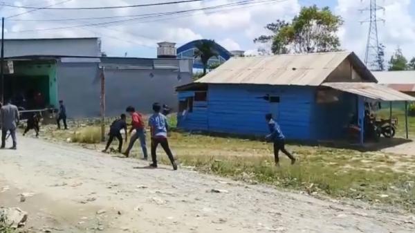 Mahasiswa rusak rumah Sekelompok orang yang diduga mahasiswa merusak rumah yang digunakan untuk kompetisi game online Free Fire (Rahma Buhari/iNews)