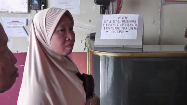 Pasien kecewa setelah membaca pengumuman yang menyebutkan poliklinik tidak menerima pelayanan pasien rawat jalan di RSUD Ryacudu Kotabumi, Kabupaten Lampung Utara, Provinsi Lampung, Senin (13/1/2020). (Foto: iNews/Jimi Irawan)