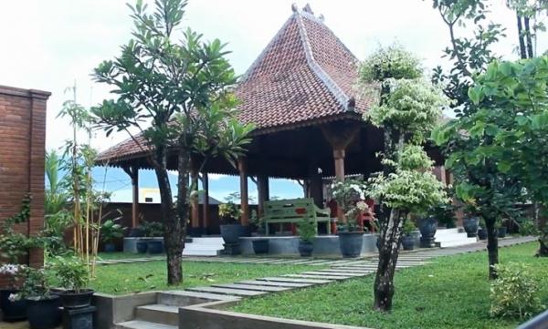 Gazebo di Rumah Wahyu Setiawan, Senin (13/1/2020) (Foto: iNews/ Elis)