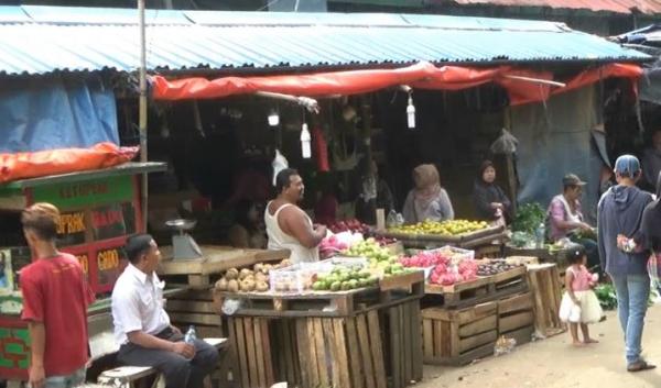 Suasana pasar Bantargebang, Senin (13/1/2020) (Foto: iNews/ Rahmat)