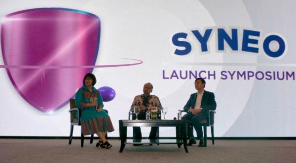 Profesor Zakiudin Munasir (tengah) dan Cristophe Lay PhD (kanan) dalam Syneo Symposium pentingnya peran sinbiotik dalam mendukung mikrobiota saluran cerna yang baik agar dapat mencegah alergi sejak dini. (Foto: Danone Indonesia)