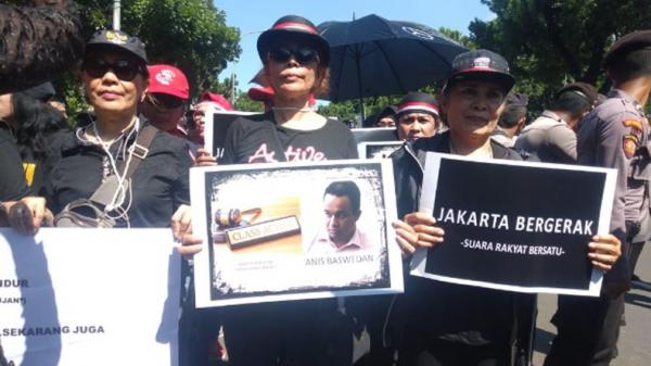 Massa aksi di sekitar Balai Kota, Jakarta Pusat menuntut Gubernur DKI Jakarta, Anies Baswedan mundur, Senin (14/1/2020). (Foto: iNews.id/Wildan Catra Mulia).
