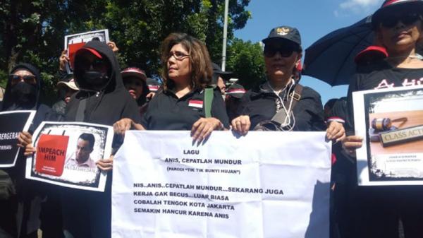 Massa aksi di sekitar Balai Kota, Jakarta Pusat menuntut Gubernur DKI Jakarta, Anies Baswedan mundur, Senin (14/1/2020). (Foto: iNews.id/Wildan Catra Mulia).