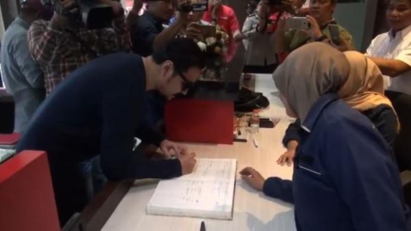 Penyanyi Marcello Tahitoe hadir di Mapolda Jatim untuk diperiksa terkait dugaan keterlibatannya dalam investasi ilegal MeMiles, Selasa (14/1/2020). (Foto: iNews/Rahmat Ilyasan)
