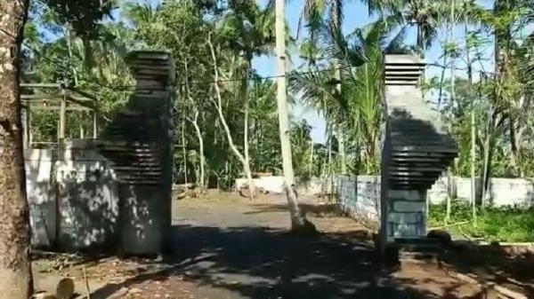 Gapura Keraton Agung Sejagat di Desa Pogung Juru Tengah (Foto: iNews.id/Joe Hartoyo)