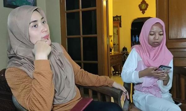 Nadya dan ibu angkatnya, Selasa (14/1/2020) (Foto: iNews/Iyung)