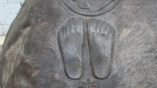 Tapak kaki di batu yang ada di dalam Keraton Agung Sejagat (Foto: iNews.id/Joe Hartoyo)