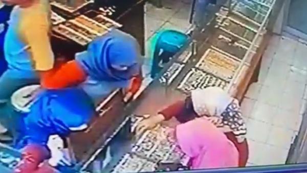 Aksi emak-emak curi emas, Rabu (15/1/2020) (Foto: iNews/ istimewa)