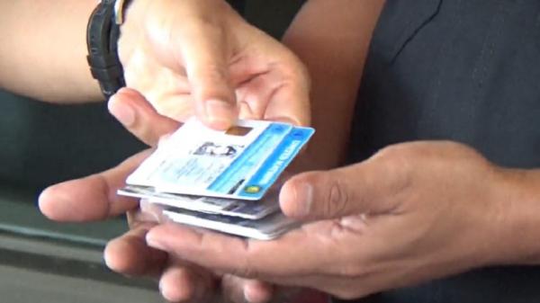 Barang bukti berupa kartu palsu dalam kasus penipuan Kraton Agung Sejagat (Foto: iNews.id/Kristadi)