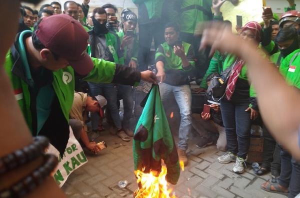 Pengemudi gojek membakar jaket Pengemudi gojek membakar jaket, Rabu (15/1/2020) (Foto: iNews/ Stephanus)