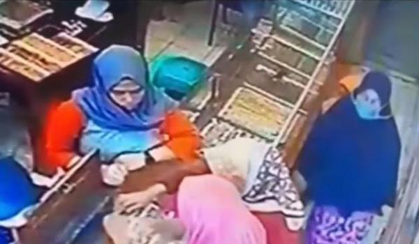 Harga Emas Turun Warga Makassar Ramai Ramai Datangi Toko Perhiasan Bagian 1