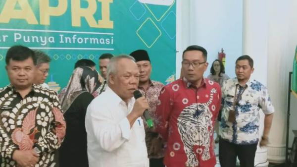 basukii Menteri PUPR Basuki Hadimuljono (kiri) dan Gubernur Jawa Barat Ridwan Kamil (kanan) saat memberikan keterangan pers di Gedung Sate, Bandung, Jawa Barat, Kamis (16/1/2020). (Foto: iNews.id/Aditya Pratama)