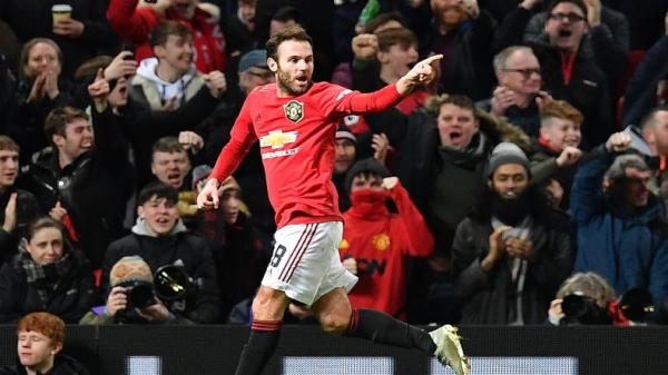 Penyerang Manchester United Juan Mata merayakan golnya saat mengalahkan Wolverhampton Wanderers 1-0 pada laga ulangan putaran ketiga Piala FA di Old Trafford, Kamis (16/1/2020) dini hari WIB.  (Foto: AFP)