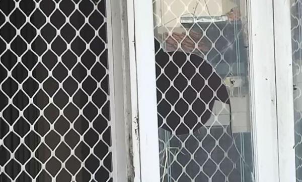 Kaca pecah di rumah kosong lokasi penemuan kerangka manusia, Kamis (16/1/2020) (Foto: iNews/ Saufat)