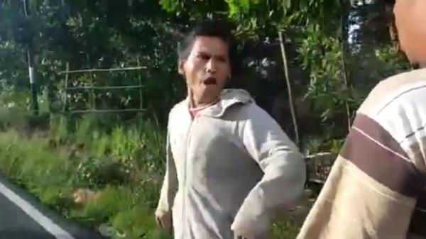 Pengendara sepeda motor, Ihsan, saat berteriak-teriak dan mengajak duel polisi yang menilangnya di Bangka Barat, Kepulauan Bangka Belitung, Kamis (16/1/2020). (Foto: iNews/Haryanto)