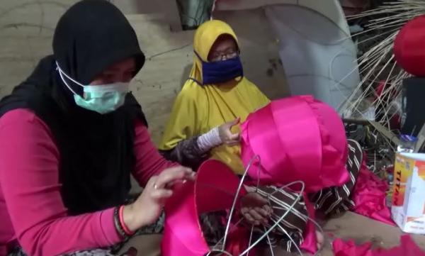 Pengrajin Lampion di Bandung, Kamis (16/1/2020) (Foto: iNews/ Billy)