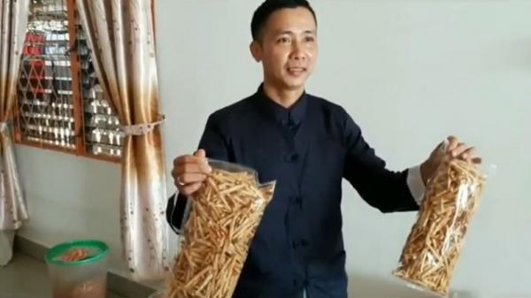 Sjak Fo Phang (45), pedagang keripik talas di Kota Singkawang, Kalbar, yang terkenal karena wajahnya mirip dengan Donnie Yen, pemeran film IP Man, Kamis (16/1/2020). (Foto: iNews/Uun Yuniar)