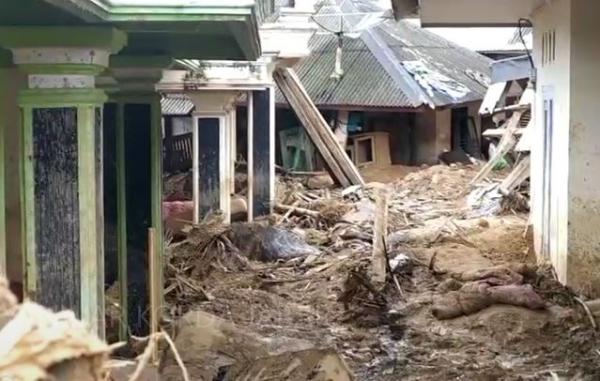 Rumah longsor di Sukajaya Bogor, Kamis (16/1/2020) (Foto: iNews/Wildan)