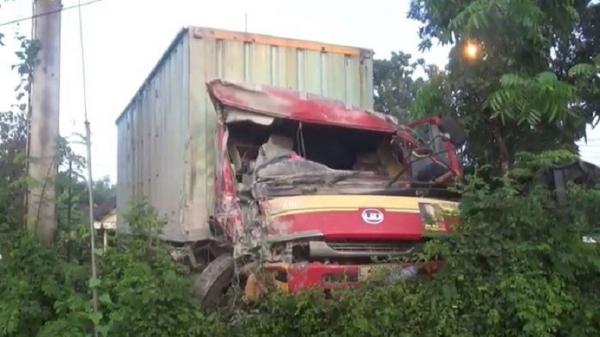 Dua Truk  Besar  Bertabrakan di Jombang 2 Sopir yang Sempat 