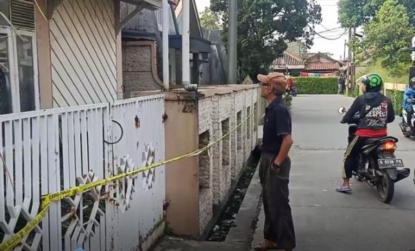 Warga melihat-lihat rumah kosong tempat penemuan kerangka manusia, Kamis (16/1/2020) (Foto: iNews/Saufat)