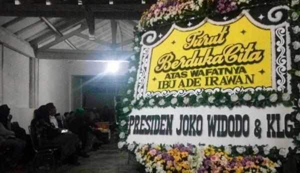 Presiden Joko Widodo Kirim Karangan Bunga untuk Keluarga Ade Irawan 