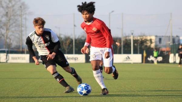 Pemain Garuda Select Bagus Kahfi tengah beraksi saat timnya kalah dari Juventus U-17 1-2 di Juventus Training Center, Kamis (16/1/2020) malam. (Foto: Ist)