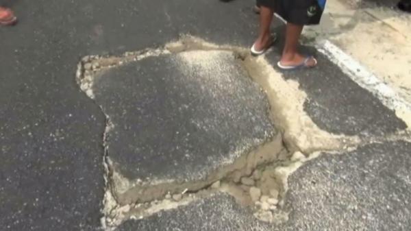 Jalan berlubang yang diduga penyebab kecelakaan di Tol Cipali, Kabupaten Subang, Jawa Barat, Sabtu (18/1/2020). (Foto: iNews/Yudy Heryawan Juanda)