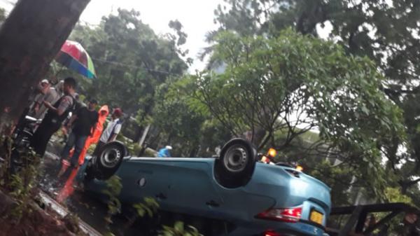 Taksi terguling di Jalan Pattimura, Jakarta Selatan, Sabtu (18/1/2020) pagi. (Foto: TMC Polda Metro).