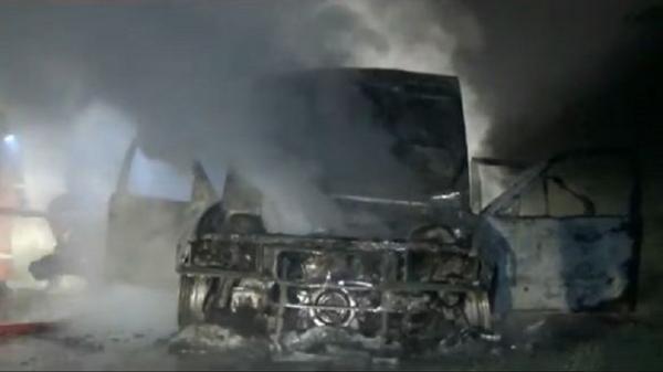 Mobil BMW yang terbakar di ruas Tol Cipali, Kabupaten Purwakarta, Jawa Barat, Sabtu (18/1/2020). (Foto: iNews/Irwan)