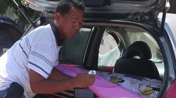 Petugas Laka Satlantas Polresta Solo menemukan bungkus kondom dalam mobil Honda Jazz yang menabrak petugas sekuriti Solo Paragon Mall, Jateng, Sabtu (18/1/2020). (Foto: iNews/Septyantoro)