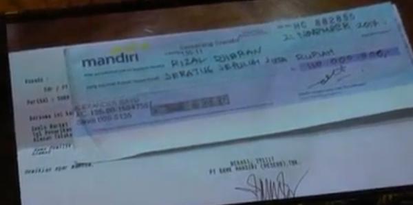 Cek kosong yang diterima artis Rizal Djibran dari promotor asal Semarang. (Foto: iNews/Kristadi)