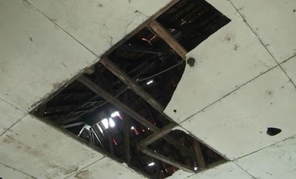 Atap SDN Samudrajaya rusak parah, Senin (20/1/2020) (Foto: iNews/Aditya)