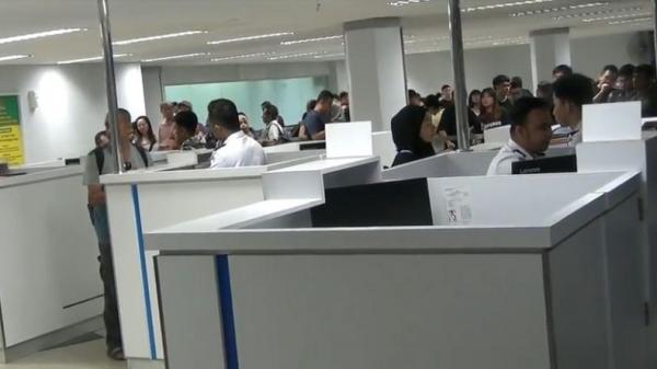 Sejumlah calon penumpang mengantre di Bagian Imigrasi Pelabuhan Feri Internasional Batam, Batam Center Point, Kepulauan Riau, Senin (20/1/2020). (Foto: iNews/Gusti Yennosa)