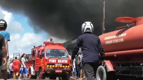 Petugas berusaha memadamkan api yang membakar ratusan rumah dan roko di Kota Tarakan, Kalimantan Utara, Senin (20/1/2020). (Foto: iNews/Usman Coddang)