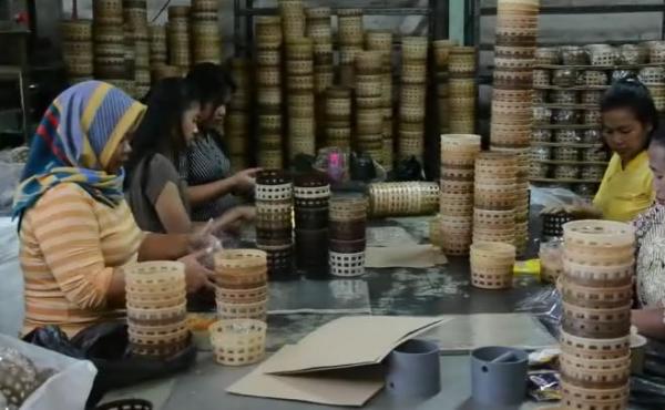 Pekerja membuat kue keranjang di Bandung, Senin (20/1/2020) (Foto: iNews/ Billy Maulana)