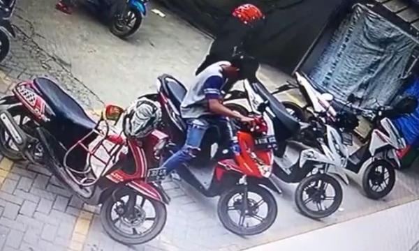 Rekaman CCTV pencurian motor di Bogor, Senin (20/1/2020) (Foto: istimewa)