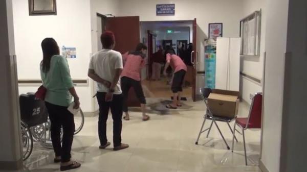 Petugas RS saat membersihkan genangan air di salah satu ruang perawatan di RSUD Sidoarjo yang kebanjiran.