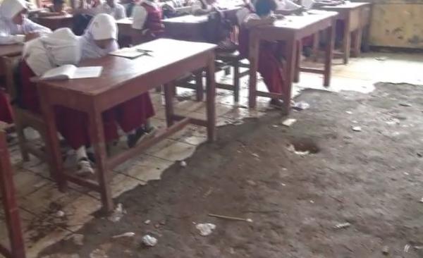 SD Negeri Samudera Jaya 04 rusak parah, Senin (20/1/2020) (Foto: iNews/ Aditya)