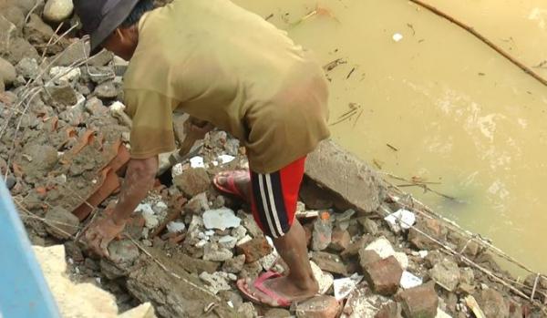 Warga perbaiki rumah ambruk di Majalengka, Senin (20/1/2020) (Foto: iNews/ Mohamad Zeni)