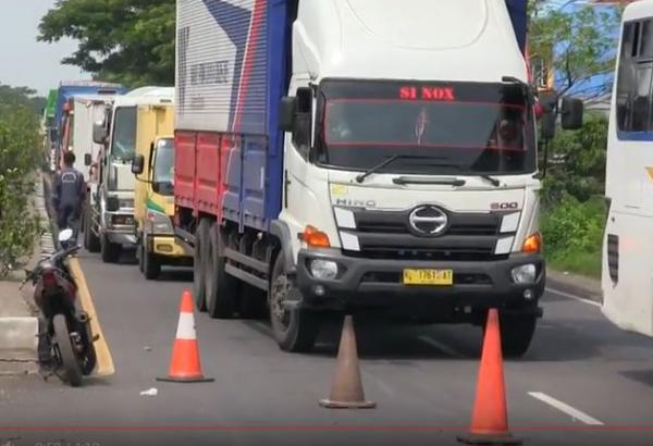 Arus lalu lintas akibat kecelakaandi Cirebon terganggu, Selasa (21/1/2020) (Foto: iNews/Toiskandar)