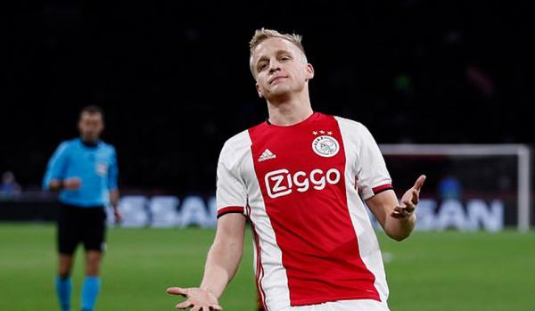 Gelandang Ajax Amsterdam, Donny Van de Beek (Foto: Daily Mail)