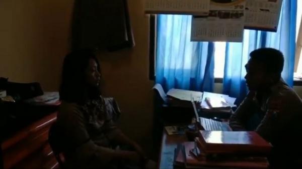 Tersangka Endang Sulastri diperiksa polisi setelah menganiaya suaminya saat tidur di rumah mereka di Triwungan, Kecamatan Kota Anyar, Kabupaten Probolinggo, Jatim, Rabu (22/1/2020). (Foto: iNews/Hana Purwadi)