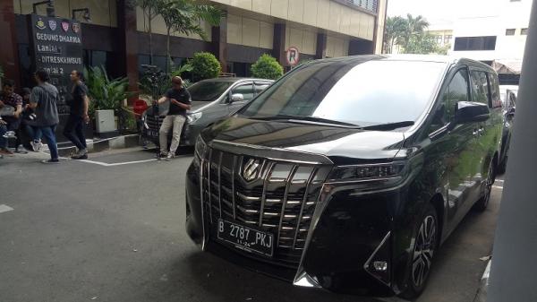 mobil mewah reward memiles1 Barang bukti dua unit mobil Toyota Alphard milik keluaga Cendana tiba di Polda Jatim, Rabu (22/1/2020). (Foto: iNews.id/Ihya` Ulumuddin)