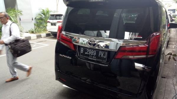 mobil mewah reward memiles2 Barang bukti dua unit mobil Toyota Alphard milik keluaga Cendana tiba di Polda Jatim, Rabu (22/1/2020). (Foto: iNews.id/Ihya` Ulumuddin)