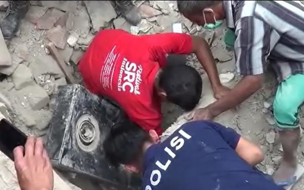 Polisi cari kompor dan tabung gas penyebab ledakan di Cimahi, Rabu (22/1/2020) (Foto:iNews/Yuwono)